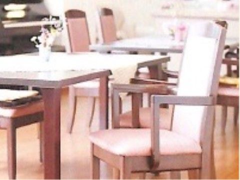 「コープアイメゾン河内長野」の食堂。椅子には、入居者様の手を置ける肘掛けが付いている。