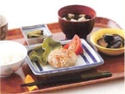 「コープアイメゾン河内長野」のお食事。季節の旬の食材を使った、バランスが整ったお食事を用意している。