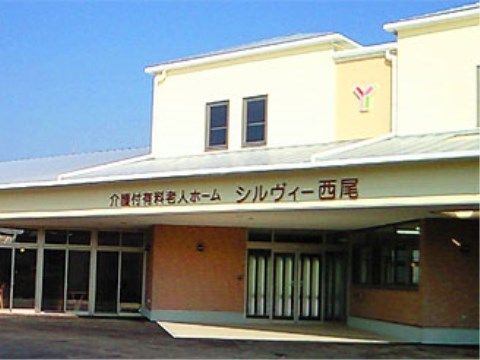 「シルヴィー西尾」の外観。駐車からエントランス出入り口まで、フルフラットなタイルになっており、車椅子の方や足腰の悪い方に配慮している。