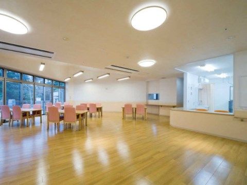 「シルヴィー西尾」のダイニング。スタッフステーションが近く、入居者様の状態や様子を観察できる。