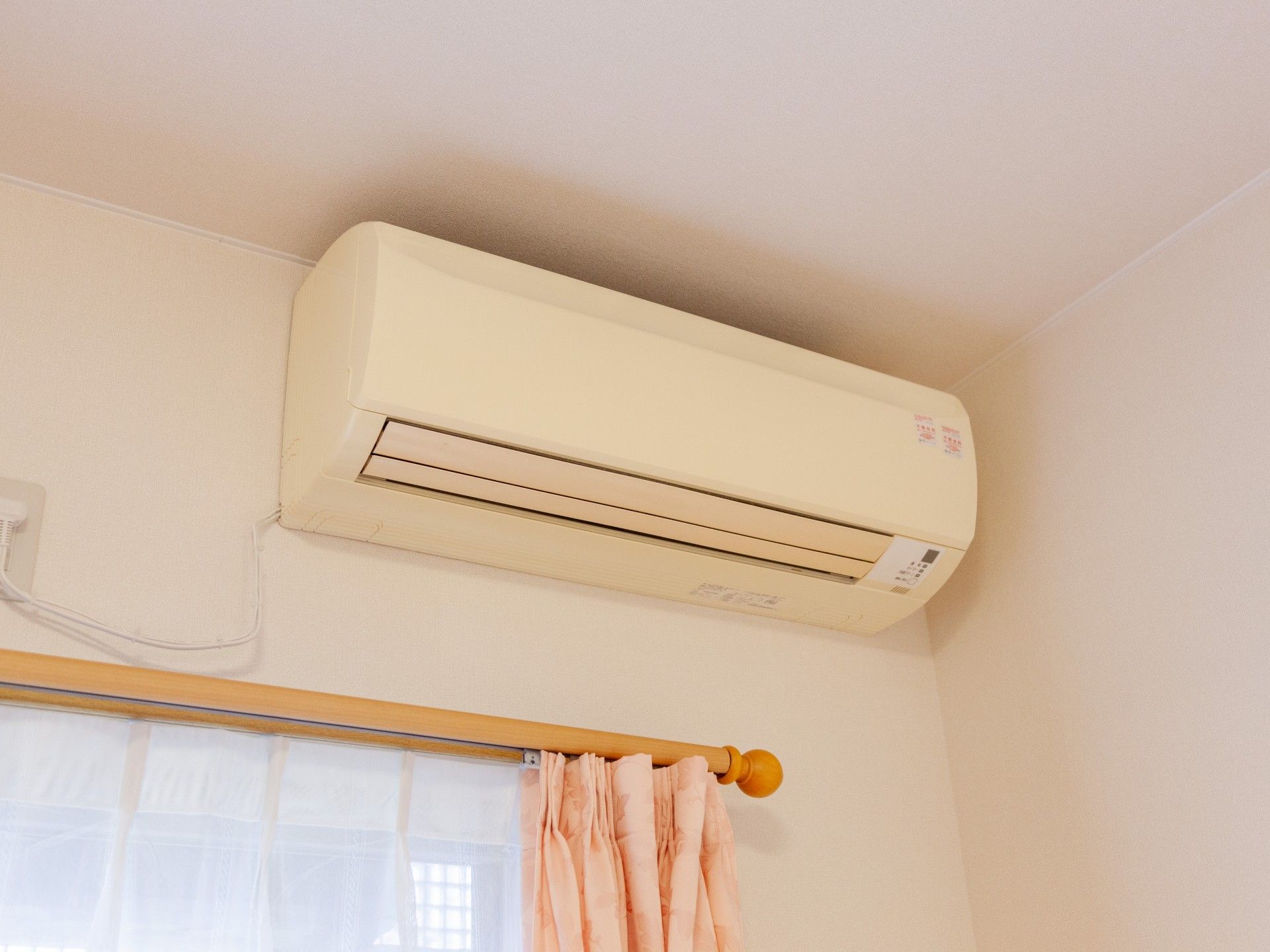 エアコンやカーテンが完備されている部屋
