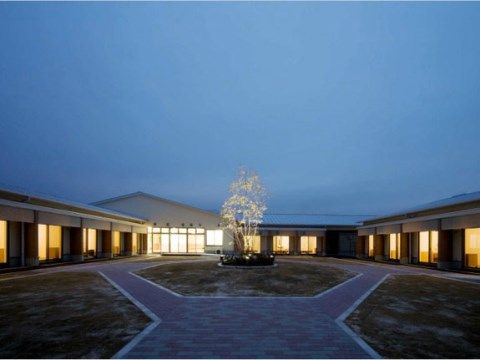 「シルヴィー西尾」の中庭。施設自体は広く、少人数制でゆったりと広く使うことができる。
