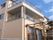 「あったかホームもも太郎」の外観。閑静な住宅街に位置する、3階建てのベージュ色の施設が目印。