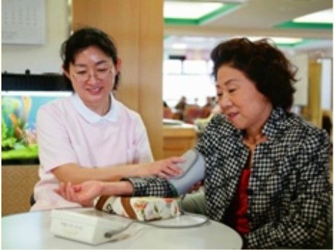 パルク・ド・フレールのケア。医療機関と強い連携をもっておりますので、毎日を安心してお過ごしいただけます。