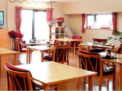 パルク・ド・フレールの食堂。日々多くの入居者様で大いに賑わっての、楽しいお食事となっております。