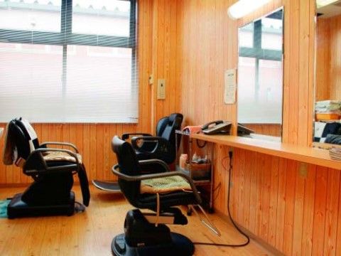 パルク・ド・フレールの理美容室。定期的にプロの美容師をお招きしての美容サービスもご用意しております。