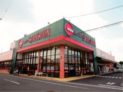 パルク・ド・フレールの周辺環境。お車でのお越しができる大きい駐車場を完備した商業施設がございます。