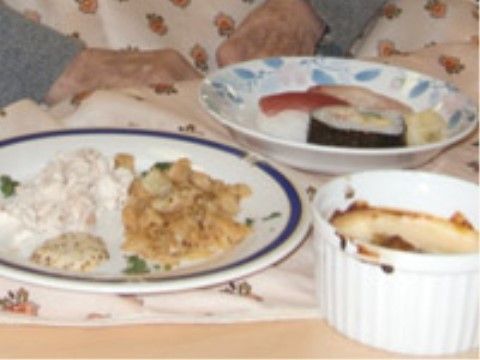 パルク・ド・フレールの食事。栄養バランスの整った温かいお食事を日々ご提供しております。