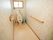 全体に白を基調としたトイレで、縦に広い空間となっている。両肘を掛けられる手すりが付いており、ペーパーホルダーは３点設置している。