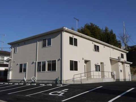 施設は２階建てのコンパクトなサイズの建物である。施設の壁の各所に窓が取り付けられており、明るい自然の光を満遍なく取り入れられる設計である。