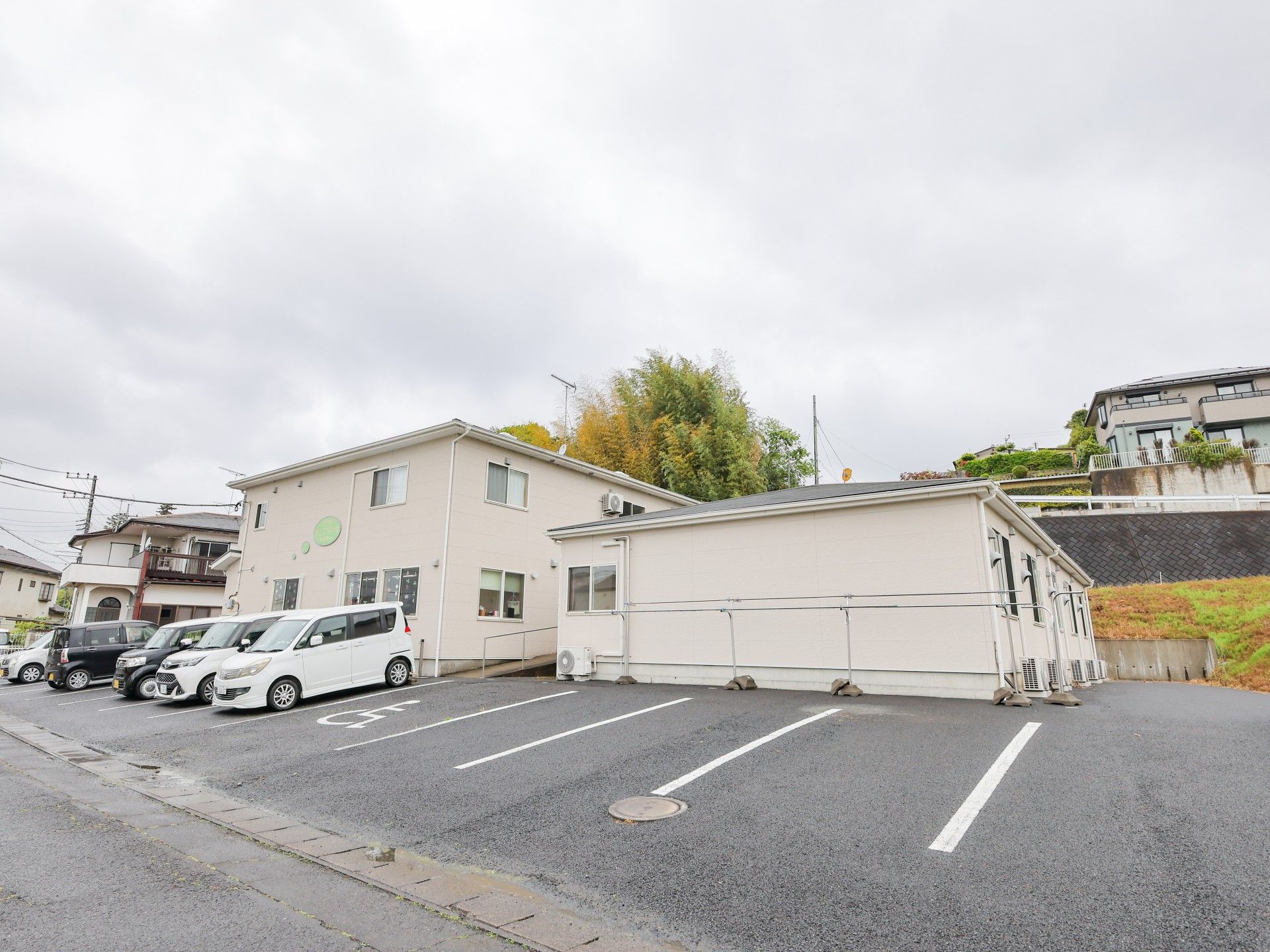 駐車場のある建物外観