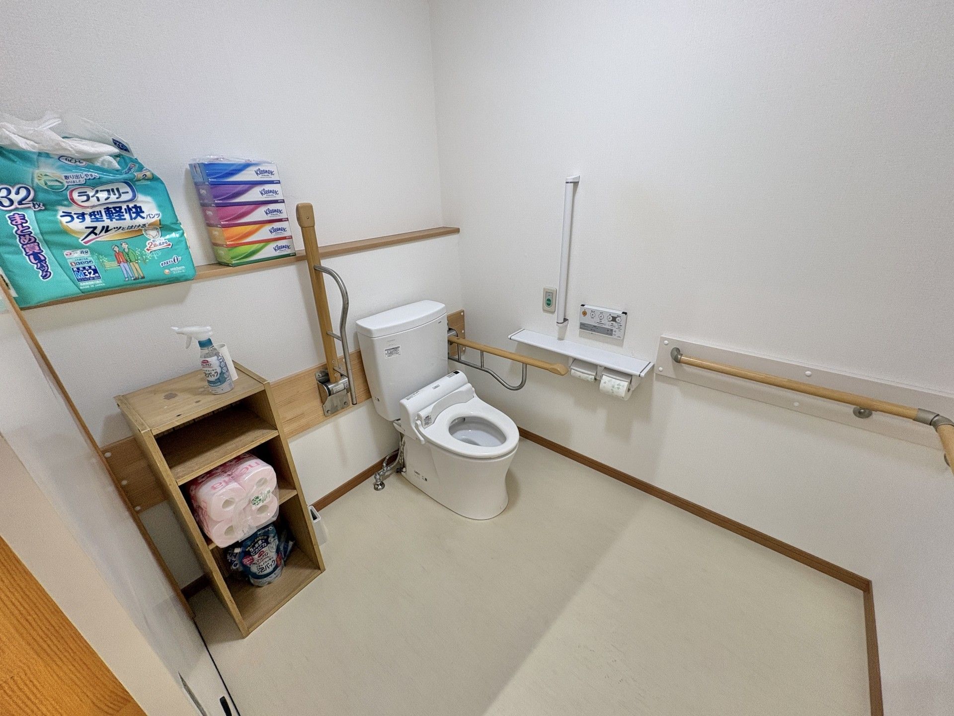 手すり付きのトイレ