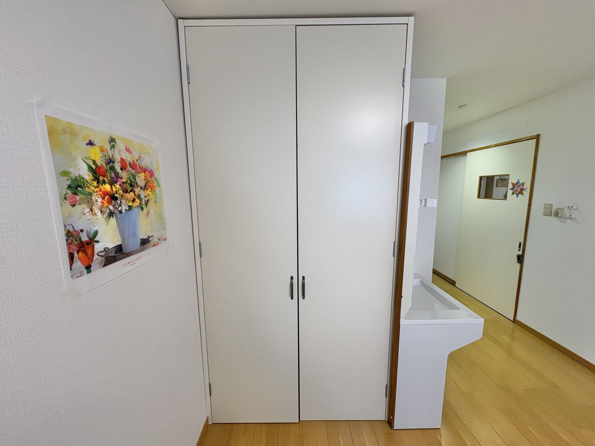 花の絵が飾られた廊下