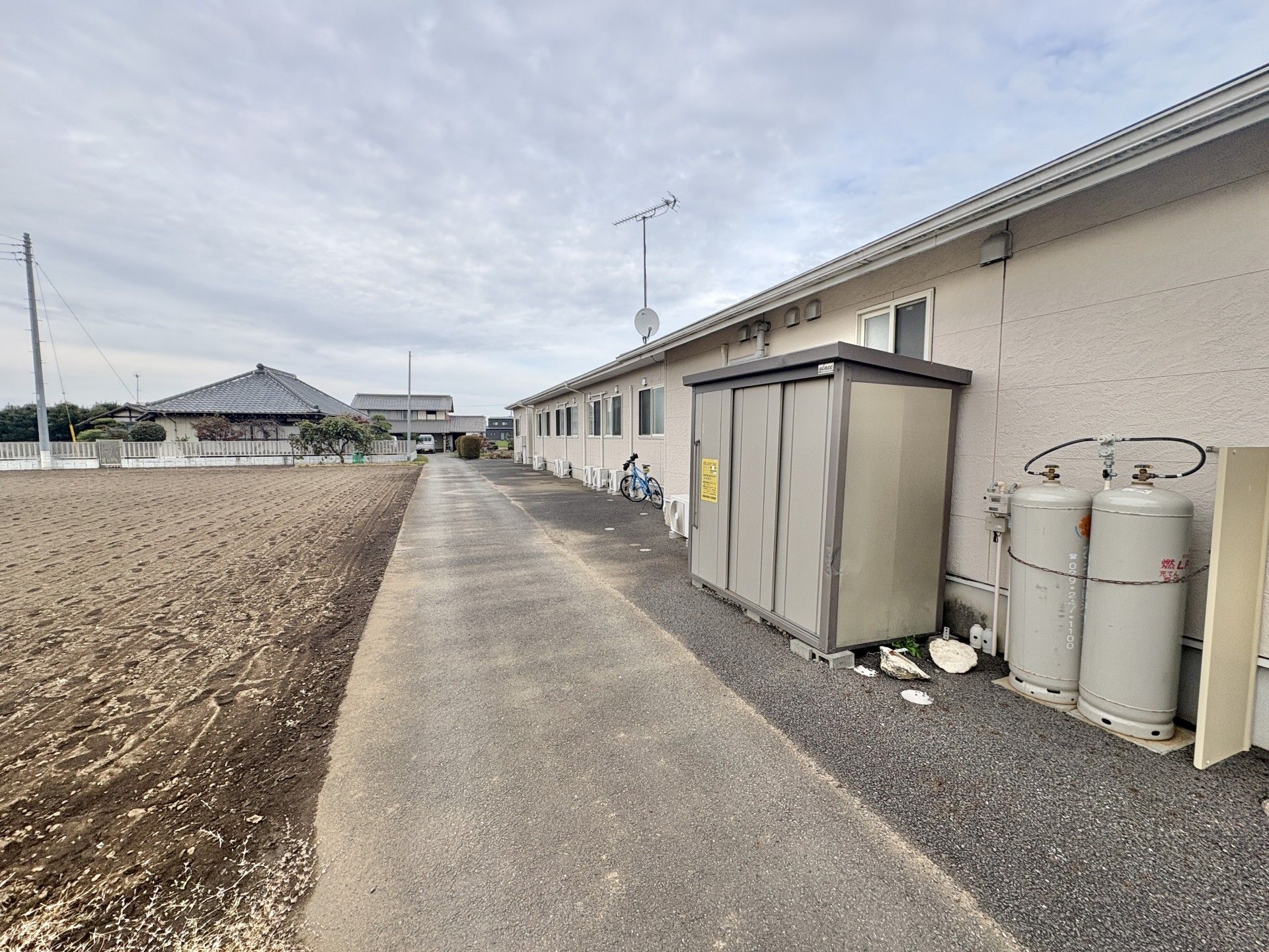 建物の外観と通路