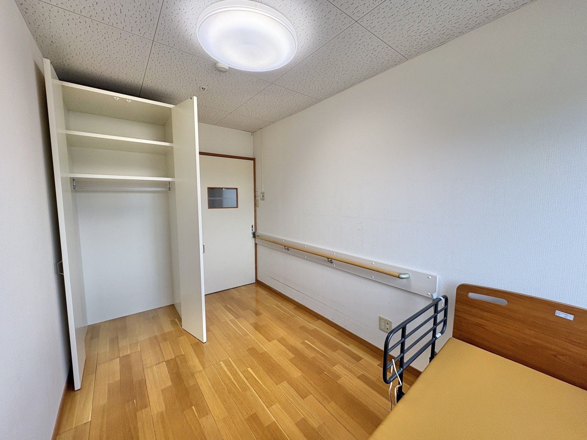 シンプルな個室の一角