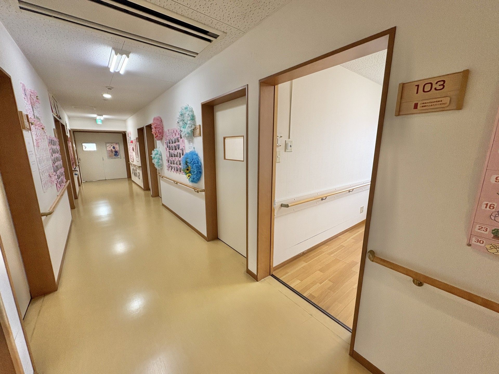 明るい廊下と部屋の入口