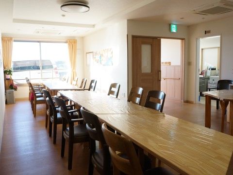 「ご隠居長屋 和楽久 豊四季」のリビング。コミュニケーションを大切にした介護。