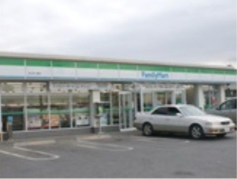 広い面積を有したガラス張りの１階建てのコンビニである。建物前には、充分な駐車スペースを用意している。