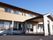 2階建ての親しみの持てる建物。日当たりがよく、エントランスに大きな屋根が完備されているので悪天候の日の移動も楽。