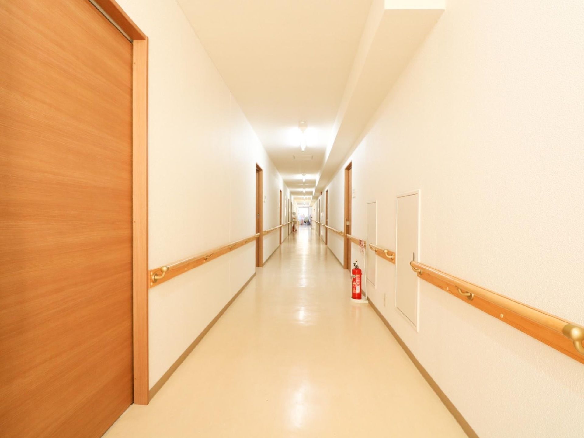 白色を基調とした内装の通路。天井に複数の蛍光灯があるため、明るい雰囲気である。両側の壁面に手すりがある。