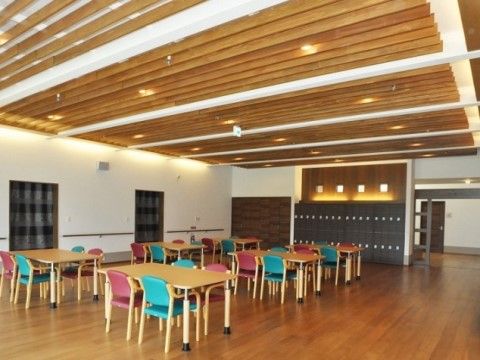 「サービス付き高齢者向け住宅 かっこうの森」のダイニング。1テーブル4人で座れるので交流ができる。