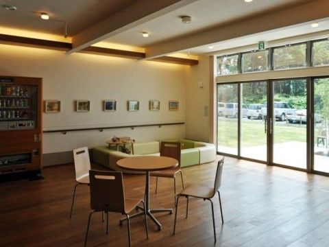 「サービス付き高齢者向け住宅 かっこうの森」の談話室。窓を開けると、開放感満載になり、夏場は心地良い風が入ってくる。