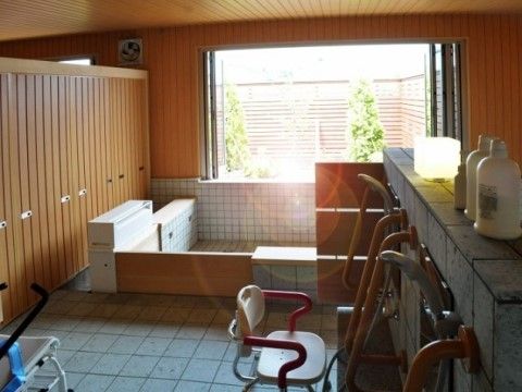「サービス付き高齢者向け住宅 かっこうの森」の浴室。シャワーチェアや介助手すりを設置し、入浴に安心と安全を与える。