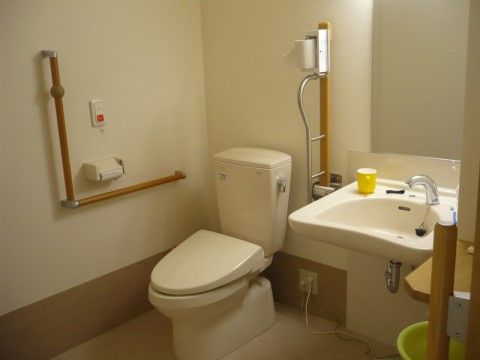 「サービス付き高齢者向け住宅 かっこうの森」の居室内トイレ・洗面。L字型の介助手すりが設置され、洗面台とトイレが同じ部屋で移動の時間を短くしている。