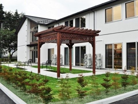 「サービス付き高齢者向け住宅 かっこうの森」の庭園。欧州のようなデザインが施された庭園スペースを設けている。