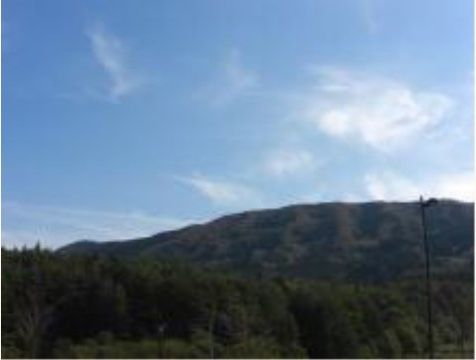 「サービス付き高齢者向け住宅 かっこうの森」の周辺環境。山々が近くにあり、雲一つない日には、綺麗なお山が見える。