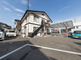 静かな通りに面した介護施設