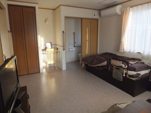 「七福神の家」の居室。体験入居のお部屋には、予め家具が設置しており、暮らしのイメージを付けやすい。