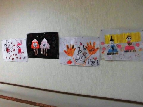 「七福神の家」の創作活動。創作イベントでは、入居者様の手作りの作品を壁に貼り飾り付けている。