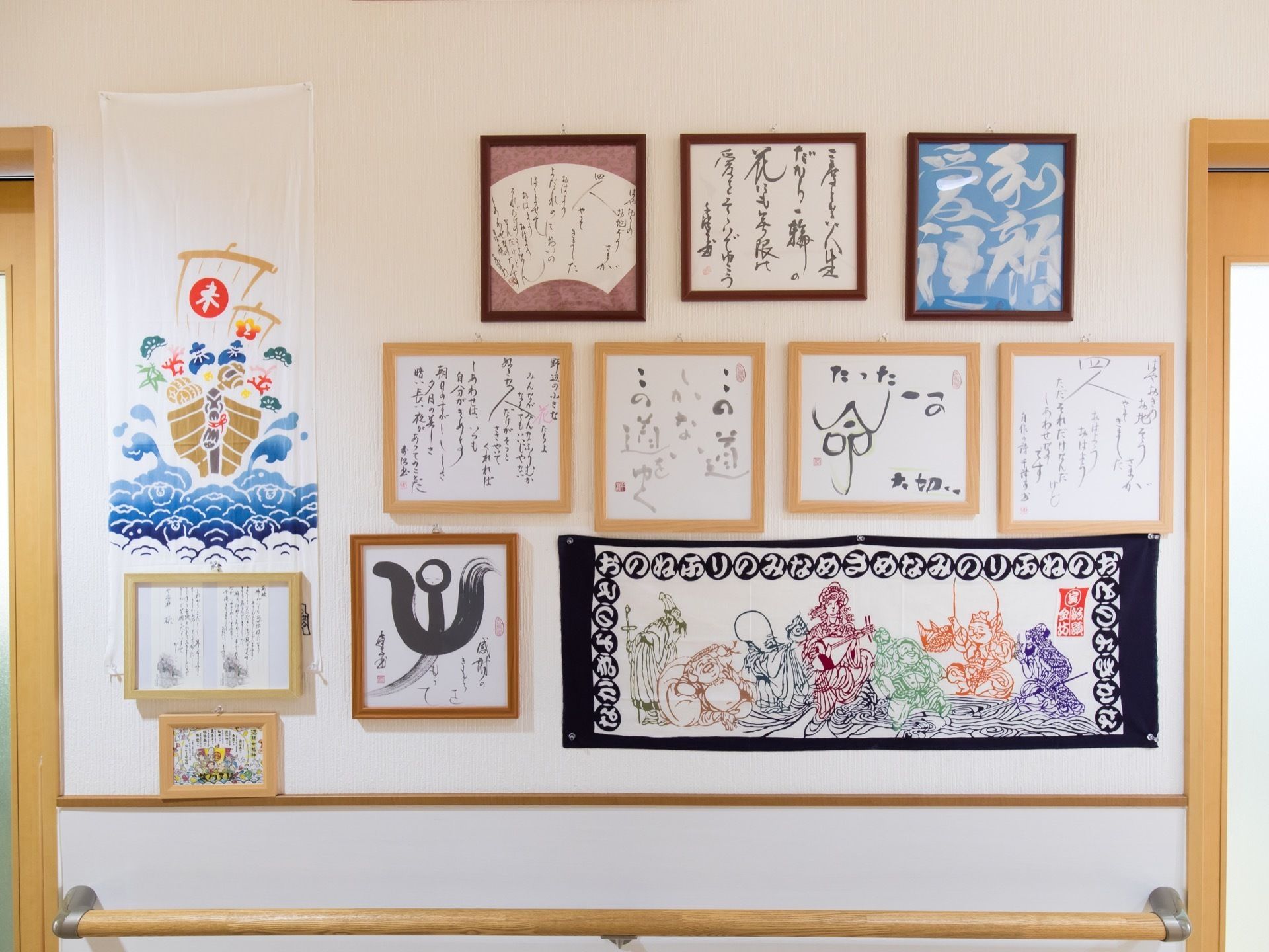 壁にたくさんの書が額に入れられて、飾ってある。布に絵が描かれたものも飾られている。壁の両側に部屋が続いている。