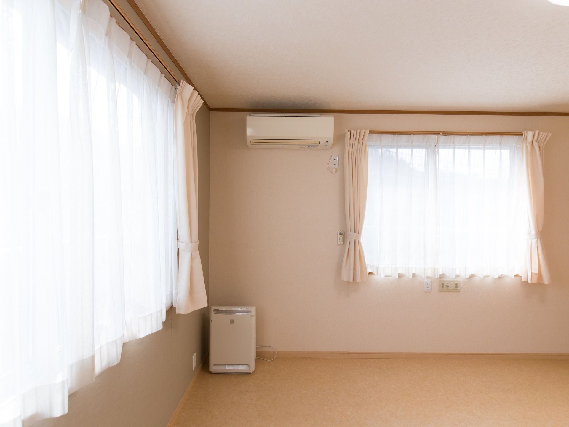 明るく清潔感のある居室である。腰窓の上部にはエアコンが設置してあり、快適な室温で過ごすことが可能である。