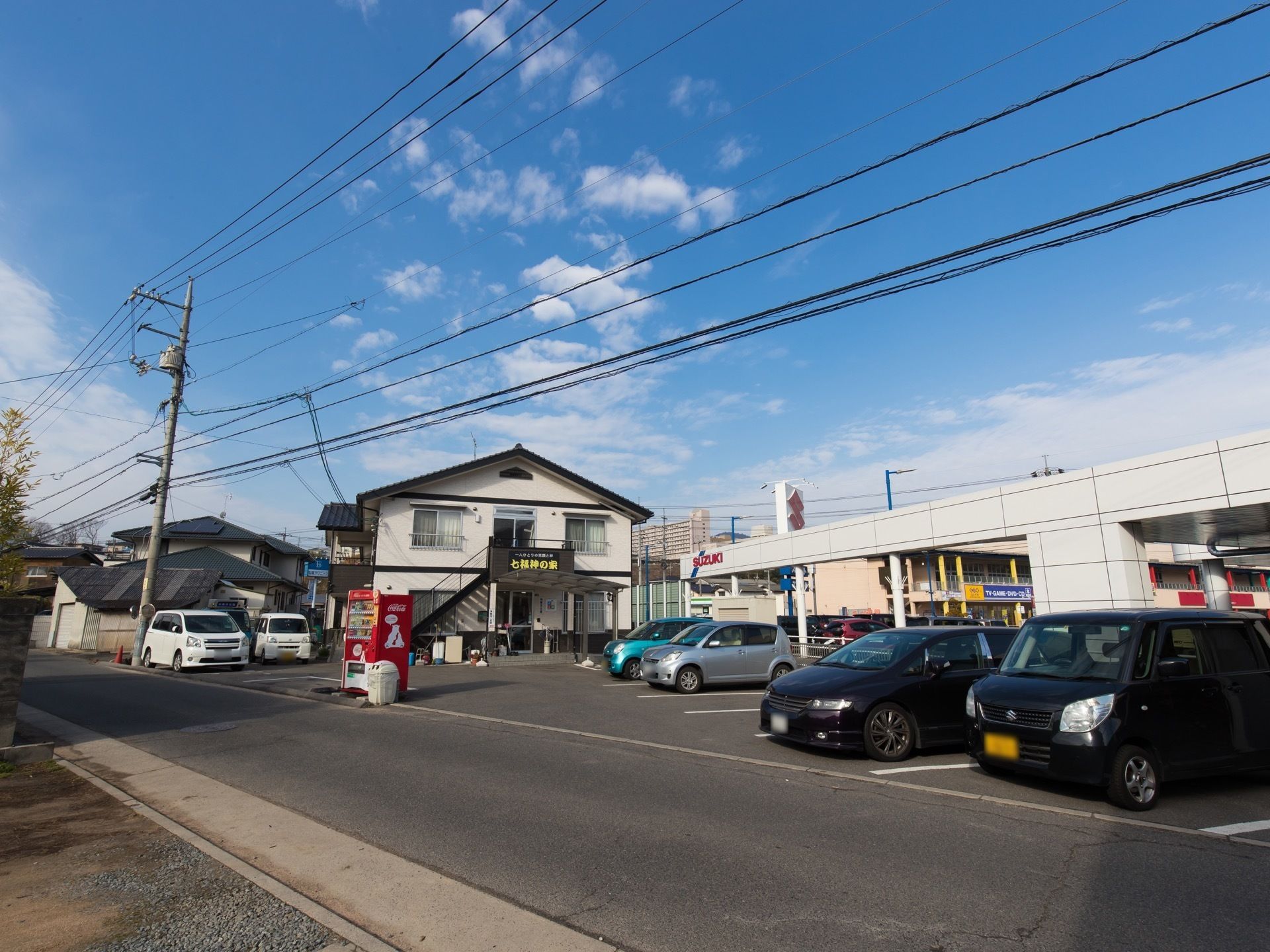 施設は住宅地にあり主要道路から離れた道路沿いにあるため、車両の往来が少なく騒音や排気ガスに悩まされることがない。