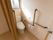 室内トイレは、つかまりやすい場所に手すりを設置しているので、立ち上がる時や移動する時も安全である。窓がついている。