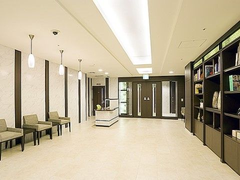 広々とした開放感のあるエントランスである。壁際に椅子が並んでおり、待ち合わせなどに使っていただくことができる。