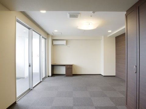 カーペット敷きの部屋は足腰に優しく滑りにくいため安全である。家具はエアコンのみで、入居者様の使い慣れた家具を持ち込んでいただくことができる。