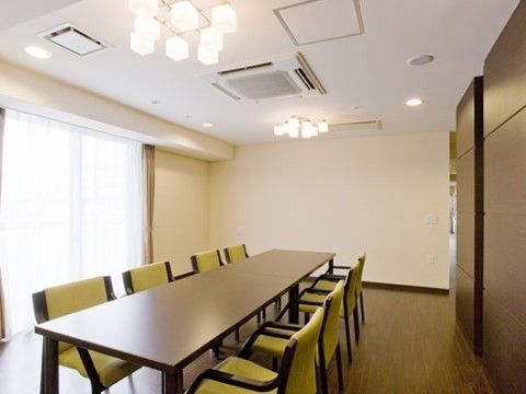 部屋は壁で仕切られており、周囲に気兼ねせず過ごしていただける。座席が多く、ご家族、ご親戚など多人数での歓談にも向いている。