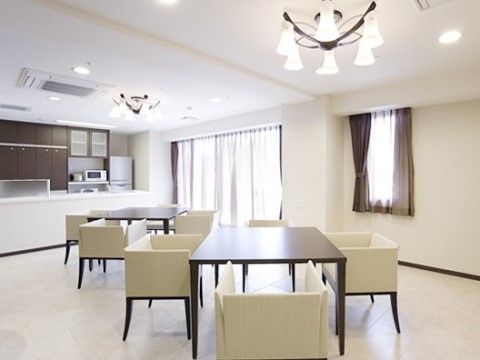 食事の席には座面が広く、ゆったりと座っていただける椅子が用意されている。ご希望の方には、電子レンジで食事を温めて提供することもできる。