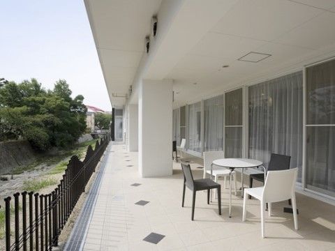 テラスは屋内から直通の便利な場所にある。広さがあるため、ティータイム以外でもさまざまな用途で使っていただける。