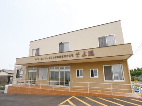 玄関は自動ドアを採用しており、点字ブロックと手すり付きスロープが完備された施設