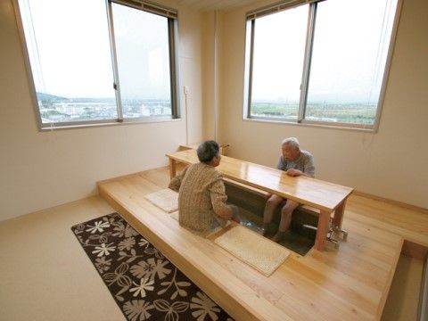 「サービス付き高齢者向け住宅 そよ風」の足湯。リフレッシュ効果もあり、眠たくなってしまうほど心地良い。