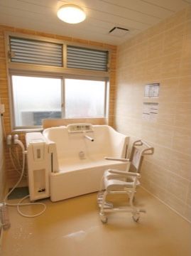「サービス付き高齢者向け住宅 そよ風」の特殊浴室。介護度のレベルが高い方でも、入浴ができる特殊浴室を完備している。