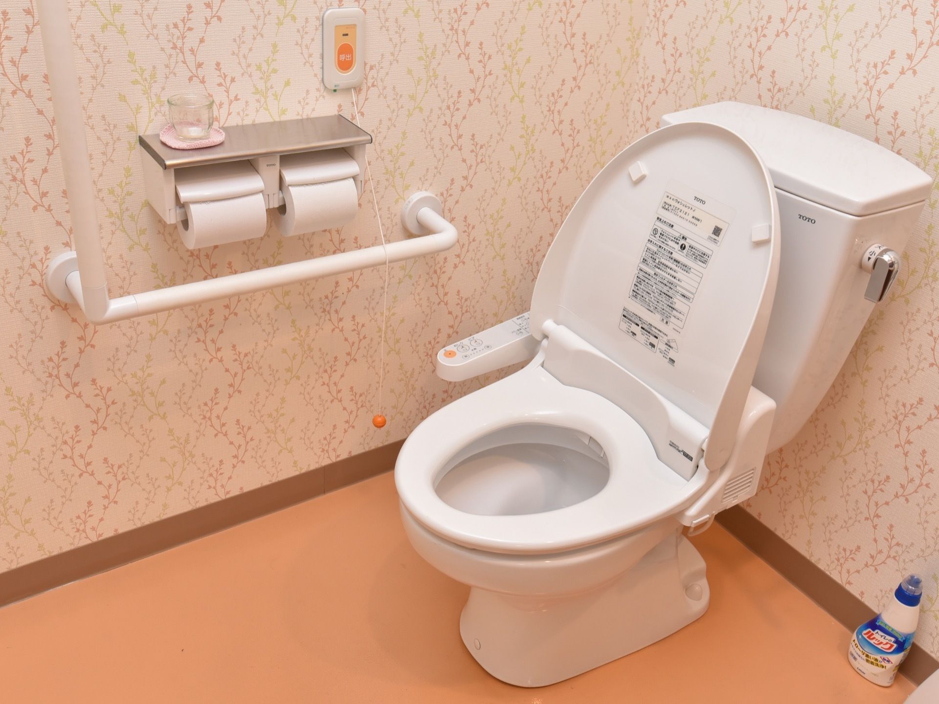 洋式便器が設置された壁側にはトイレットペーパーフォルダーが2つ並んでいる。下には手すりも設置されている。