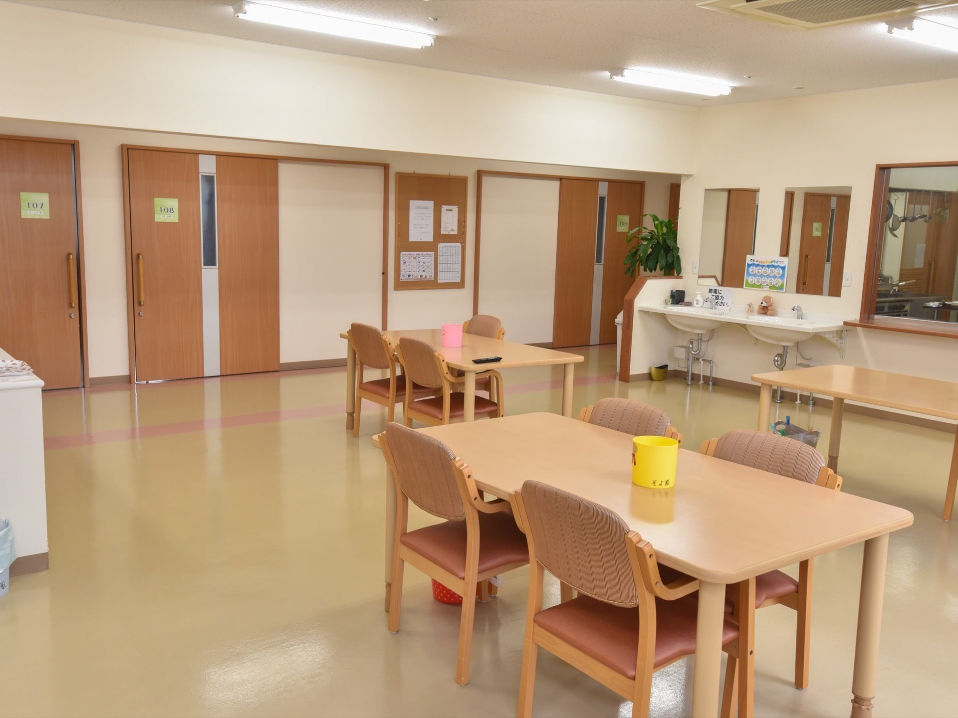 食堂は広々としている。鏡付きの洗面台は2つ並んでいて、イラスト付きで手の洗い方が書かれ物が掲示されている。