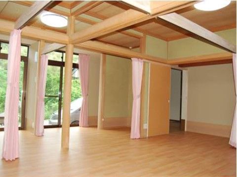 「有料老人ホーム もみじの里」館内の風景 館内は広く明るく、誰もが住みやすいと感じられるはずです。