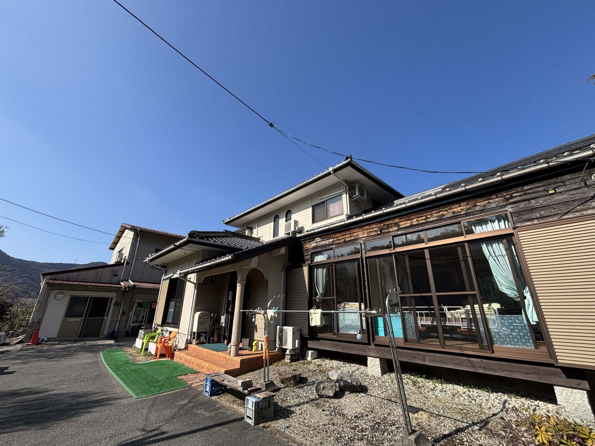 青空の下の建物外観