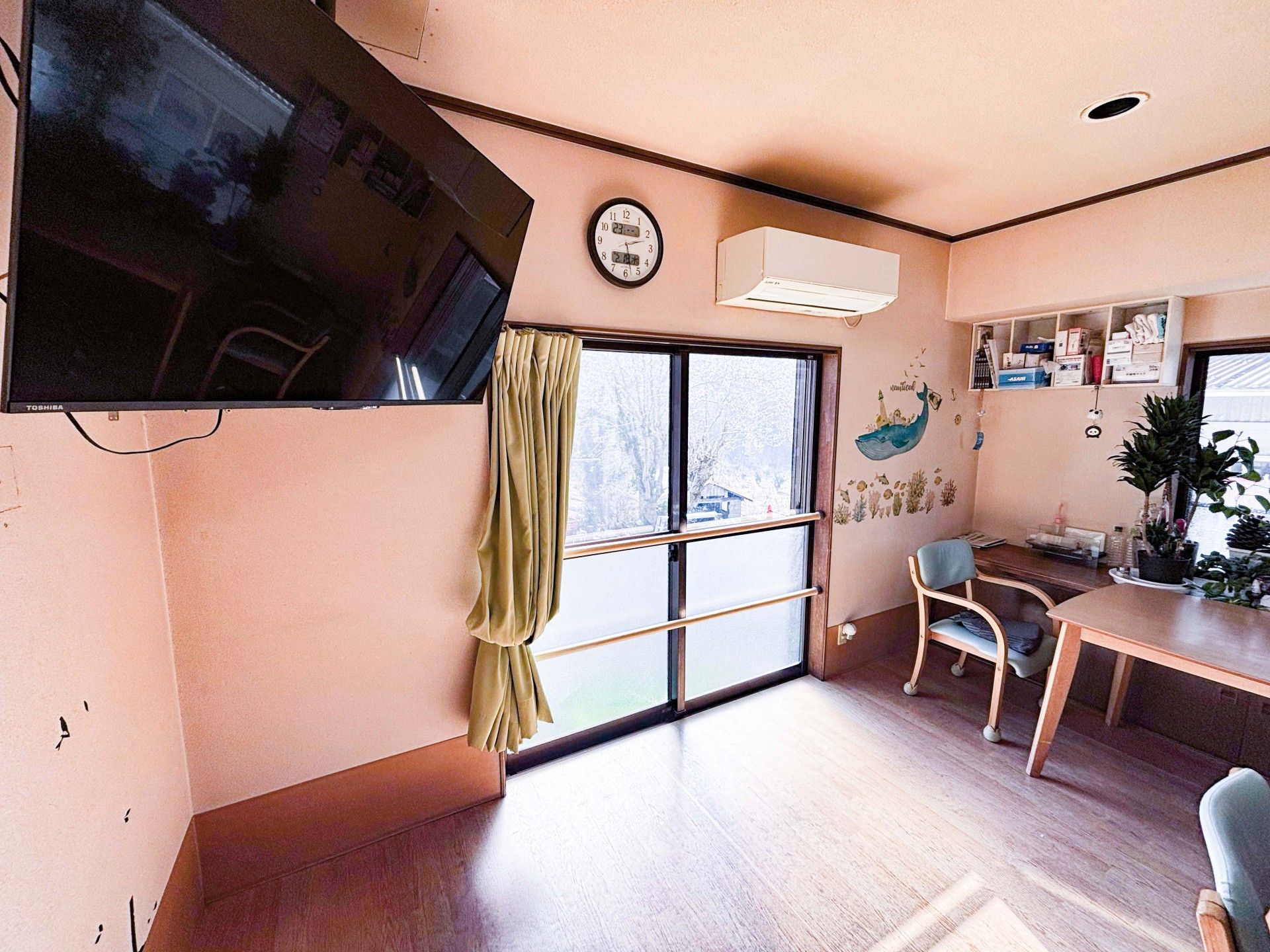 明るい窓辺の部屋